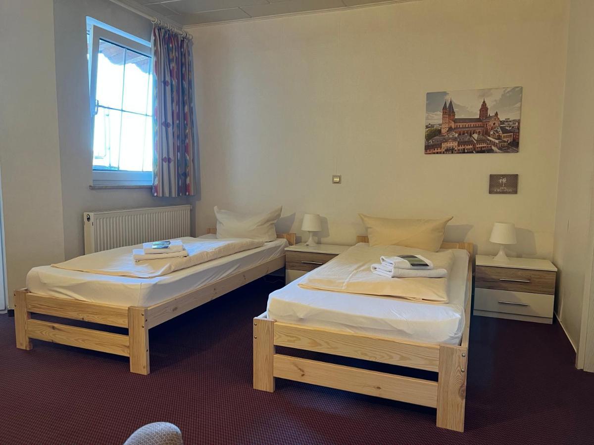 Hotel Schlosshof Dolgesheim Eksteriør billede